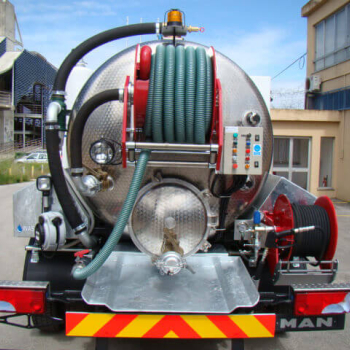 Washing vehicle for buried containers